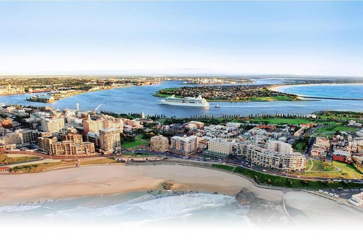una vista aérea de una ciudad y una playa