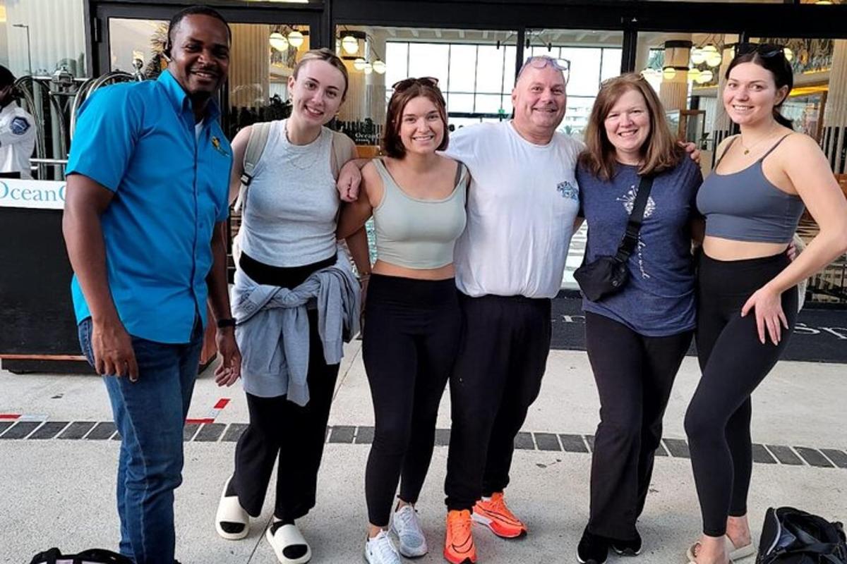 eine Gruppe von Menschen, die für ein Foto posieren