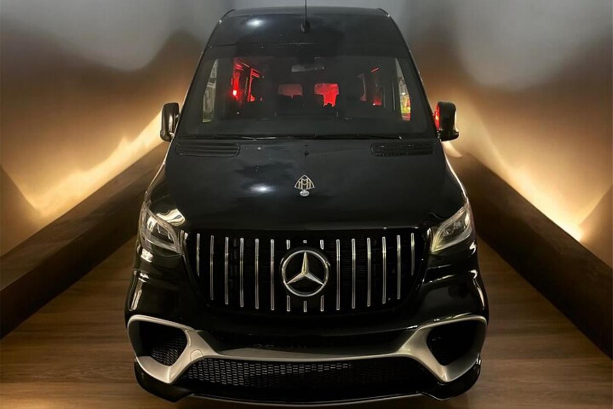 Un coche negro está aparcado en una habitación.
