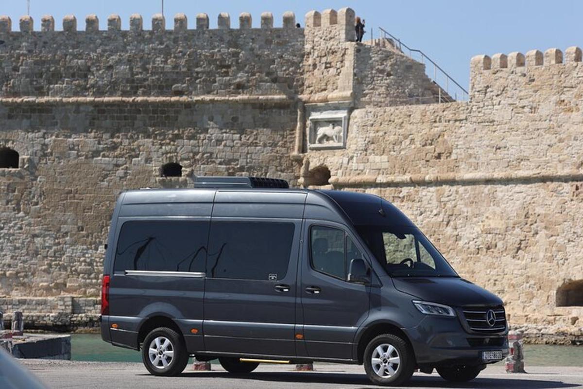črn kombi parkiran pred gradom