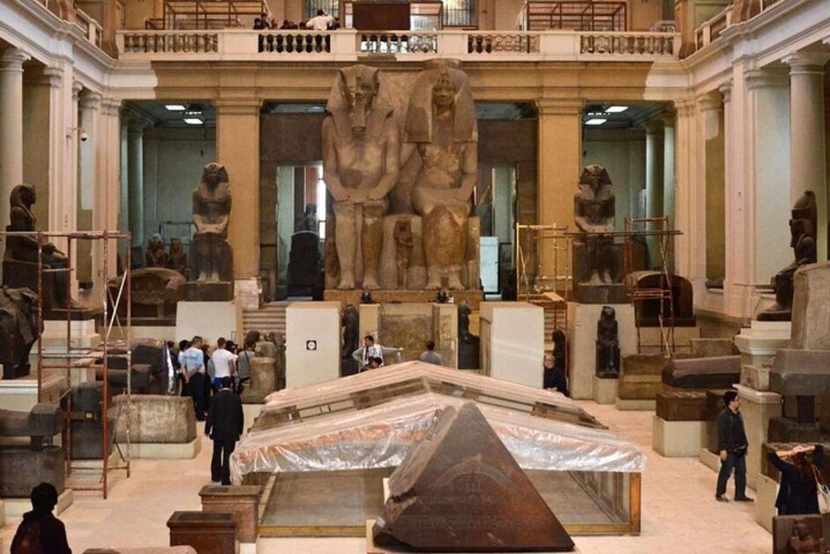 um museu com uma pirâmide no meio de um edifício