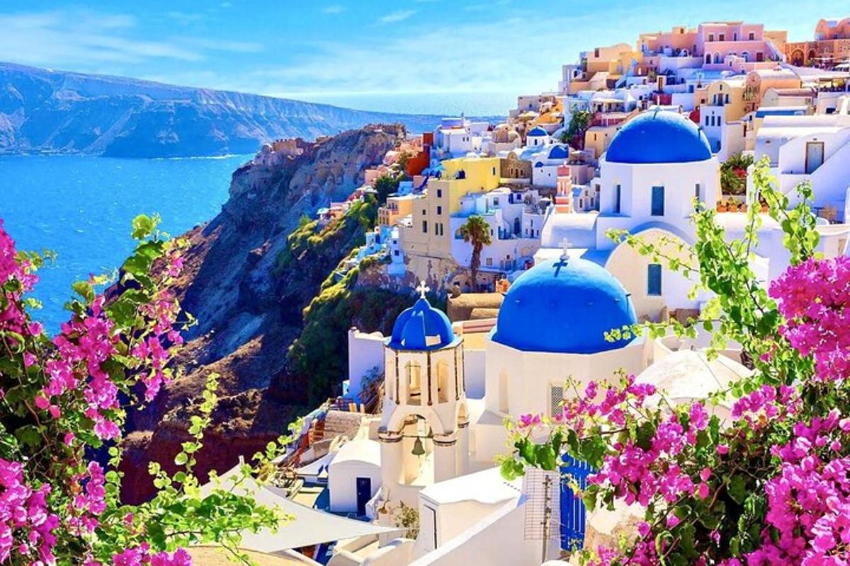Vaade Amalfi rannikule lillade lilledega