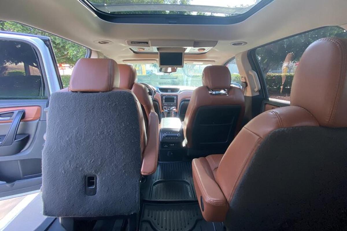 pemandangan kursi belakang mobil van