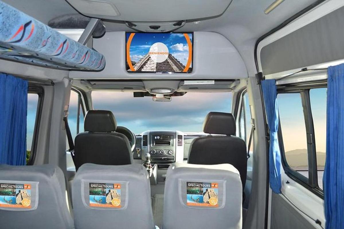 una vista de l'interior d'un autobús amb un televisor