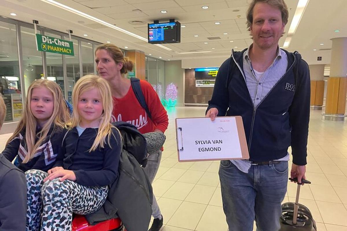 en mand holder et skilt i et indkøbscenter