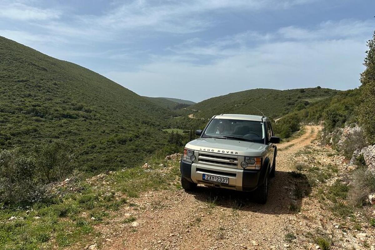 Un camión está estacionado en un camino de tierra