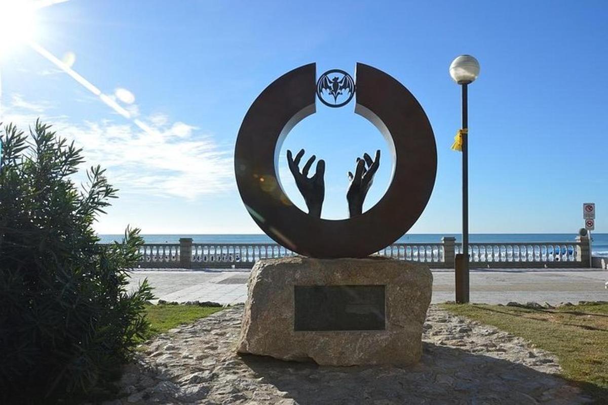 et skilt på toppen av en stein foran stranden