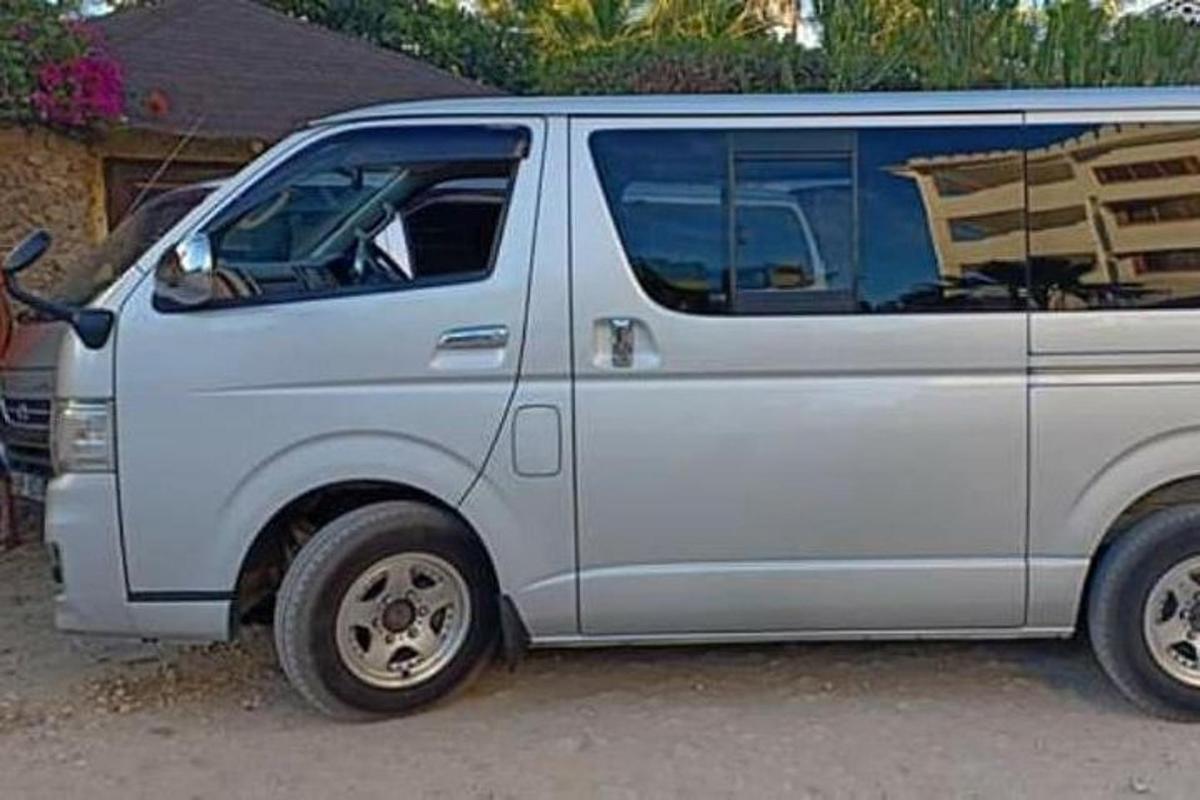 valkoinen pakettiauto pysäköitynä talon eteen
