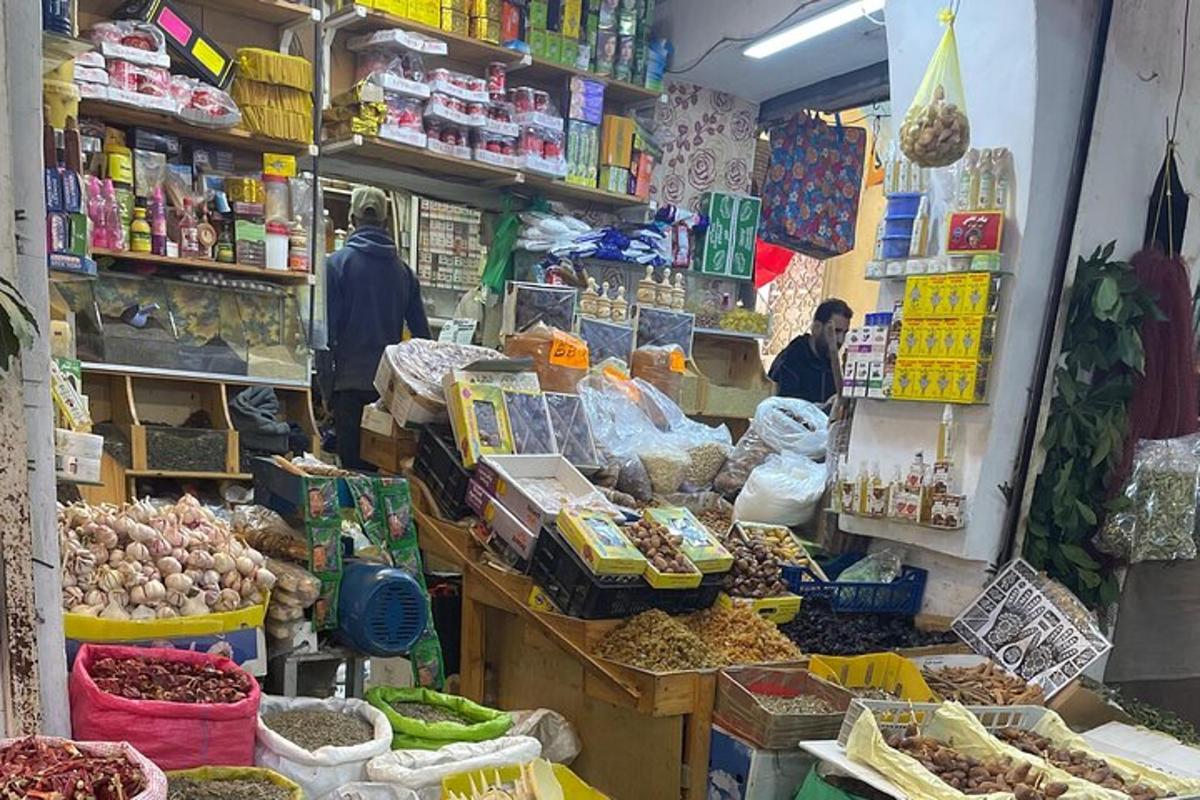 seorang lelaki berdiri di kedai dengan pasar dengan makanan