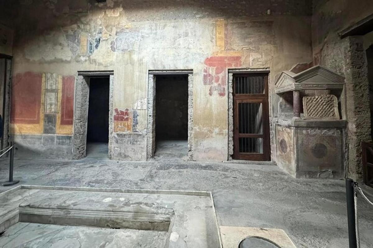 una habitació buida amb una porta en un edifici