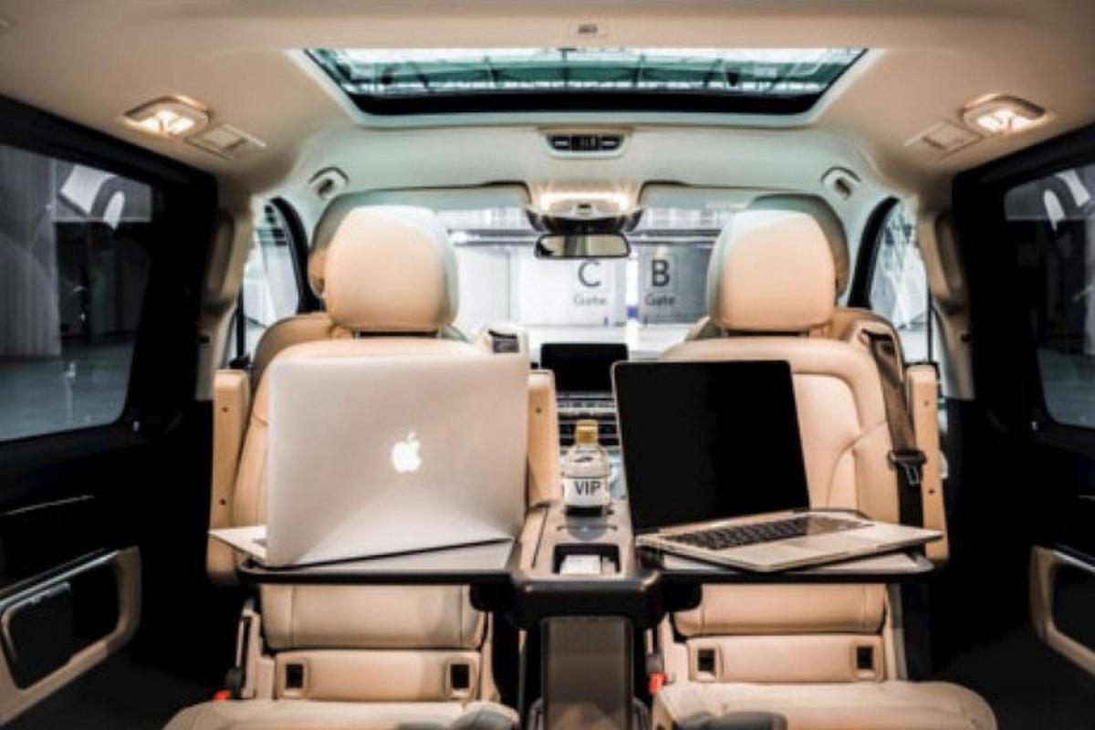 una vista interior d'una autocaravana amb dos ordinadors portàtils