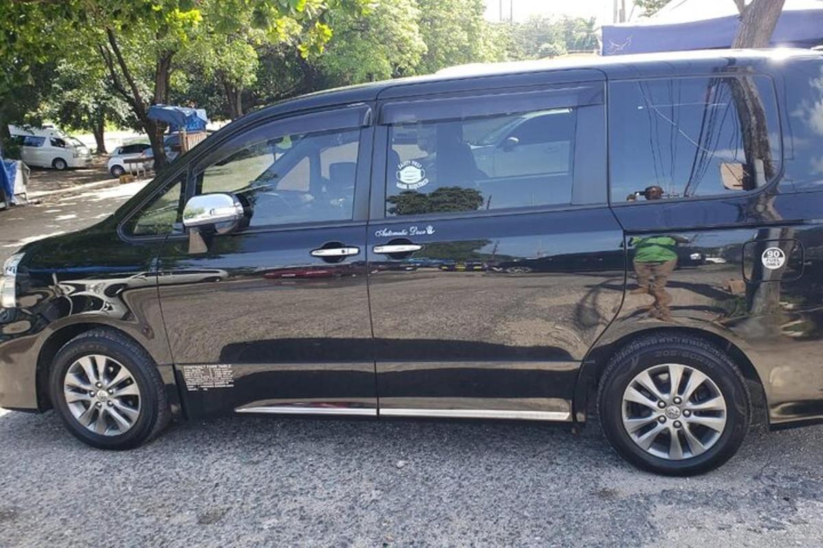 malá modrá dodávka zaparkovaná na parkovišti