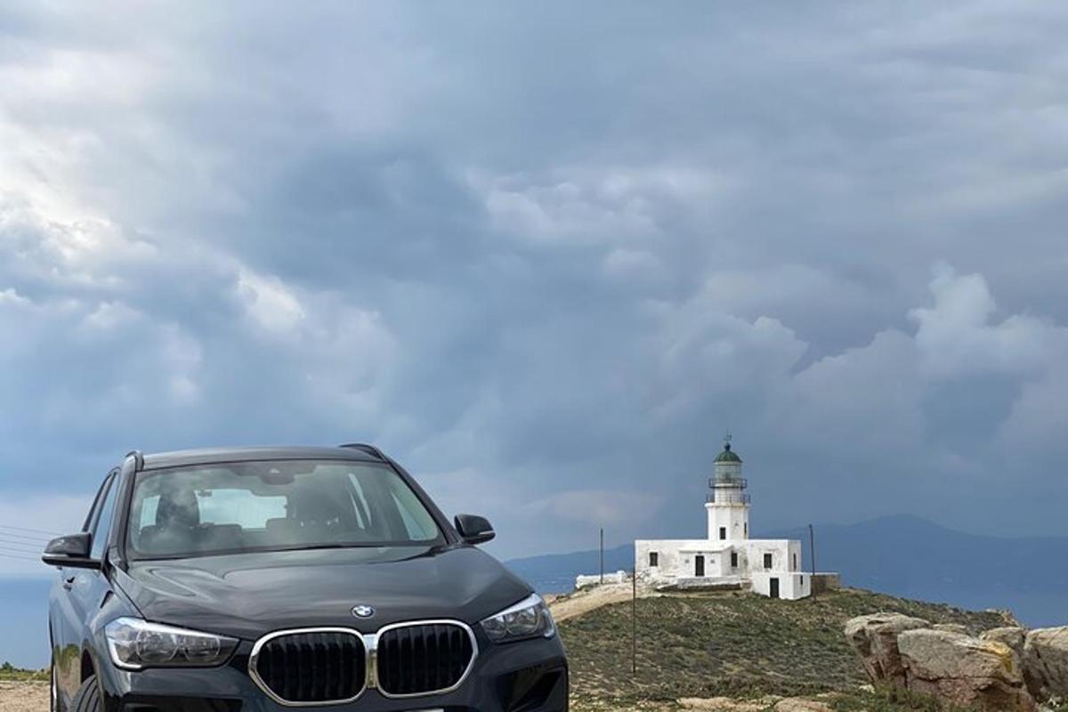 auto zaparkované vedľa majáka s majákom