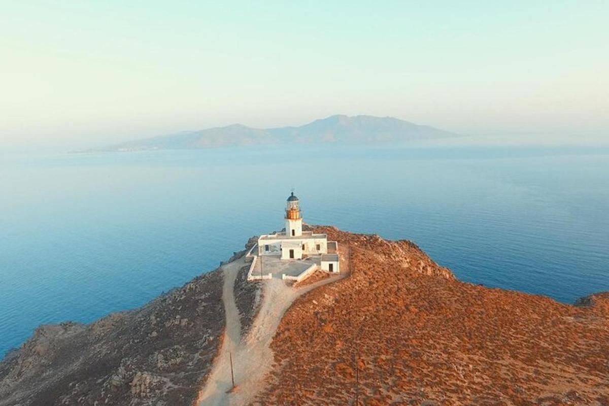 un'isola con un faro in cima all'oceano
