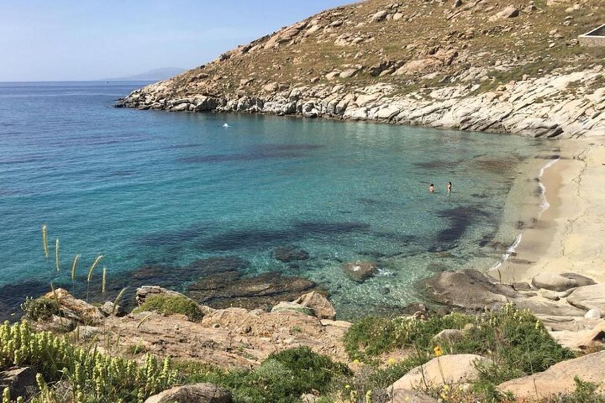 egy strand, ahol emberek úszkálnak a vízben