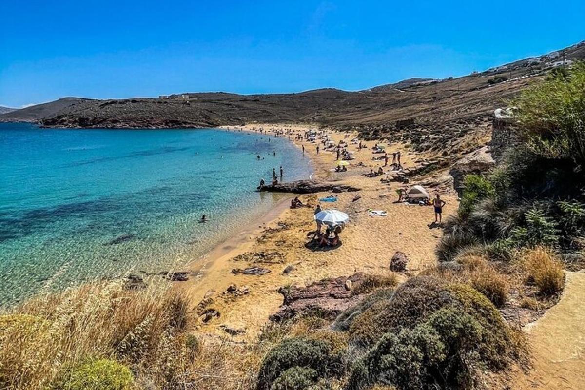 un gruppo di persone su una spiaggia vicino all'acqua