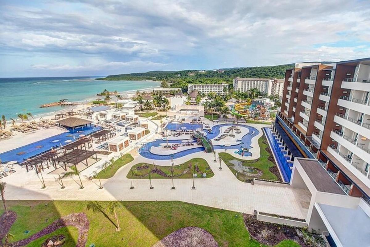 Letecký pohled na resort s bazénem a oceánem