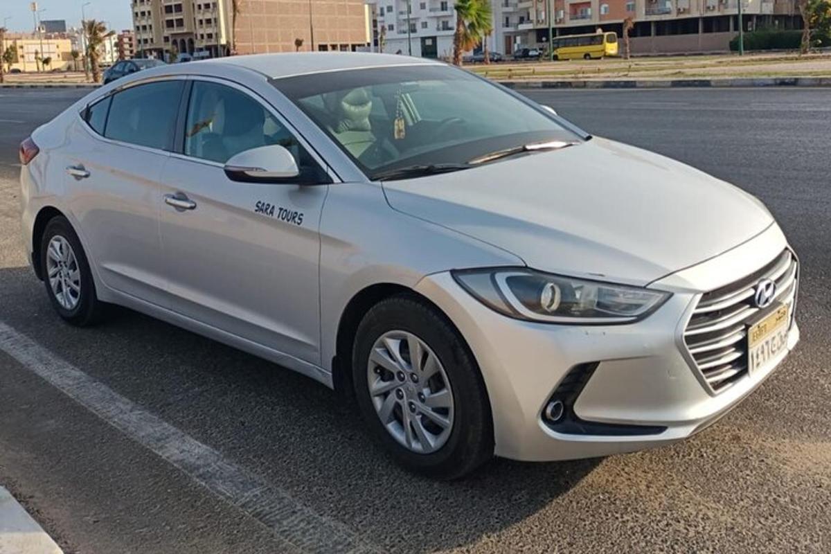 stříbrné auto zaparkované na parkovišti