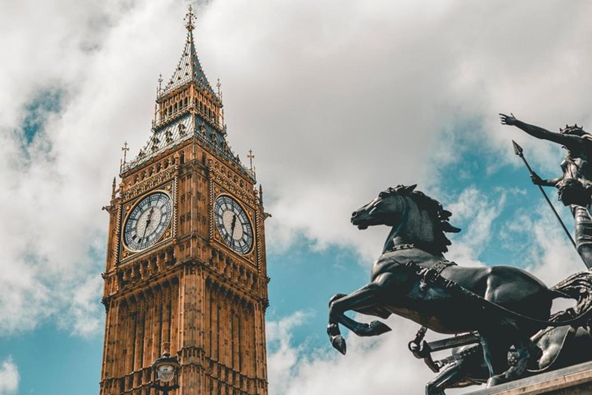 una torre del rellotge amb una estàtua d'un cavall davant del Big Ben