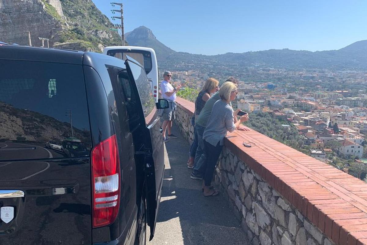un gruppo di persone in piedi su una sporgenza che guarda una città