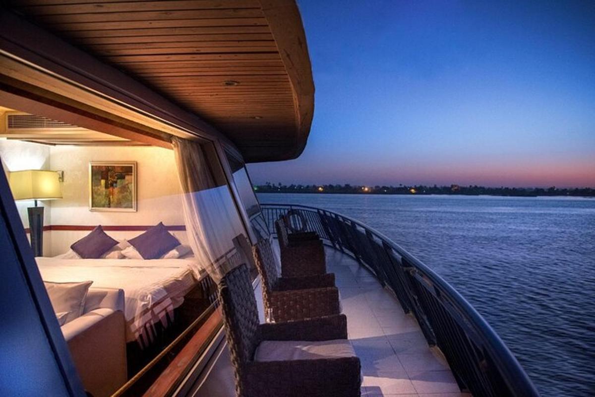 un letto su una barca con vista sull'acqua