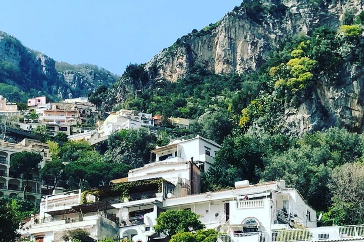 μια ομάδα κτιρίων σε έναν λόφο με ένα βουνό
