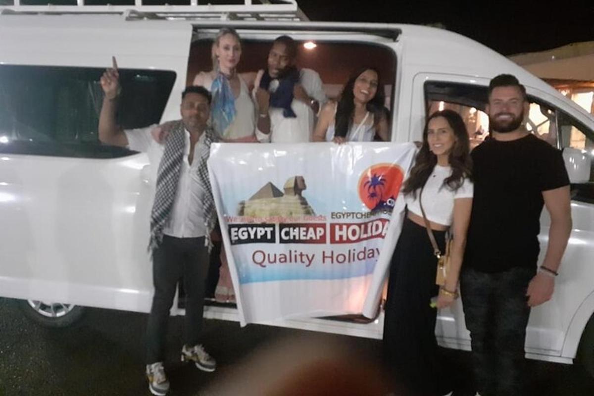 cilvēku grupa, kas stāv furgona priekšā