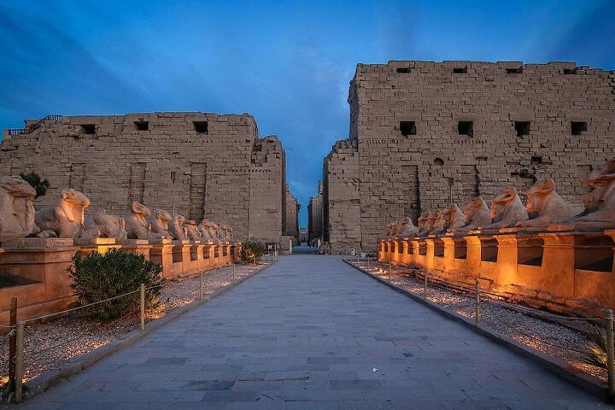 un edificio con un sentiero di fronte