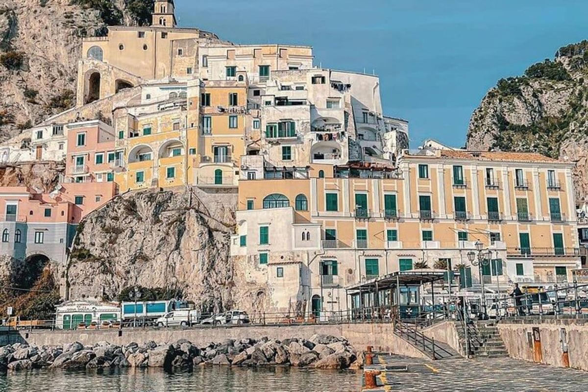 un gruppo di edifici in cima a una montagna