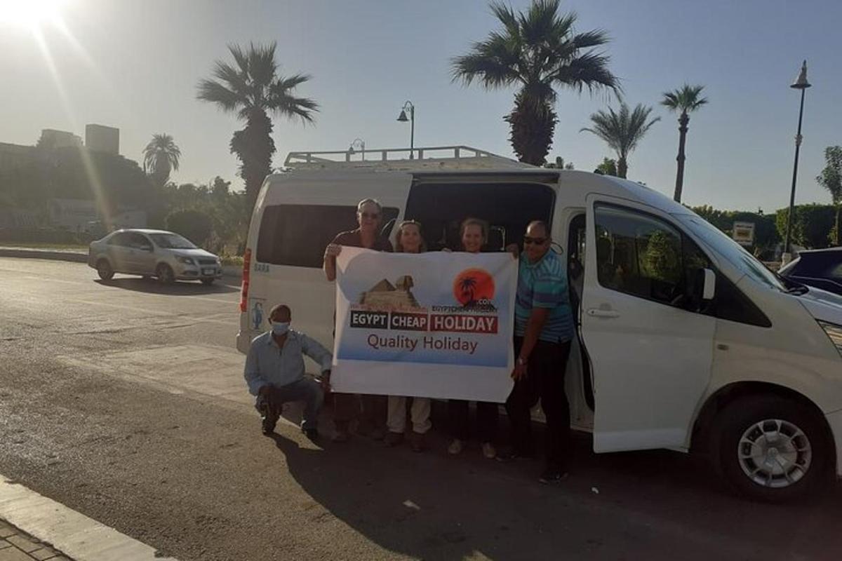 un grup de persones dretes a la part posterior d'una furgoneta