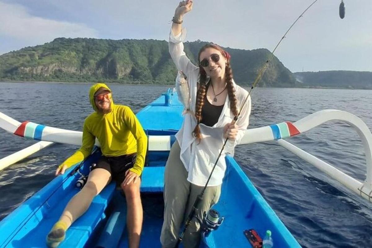 물 위의 보트 위에 있는 남자와 여자