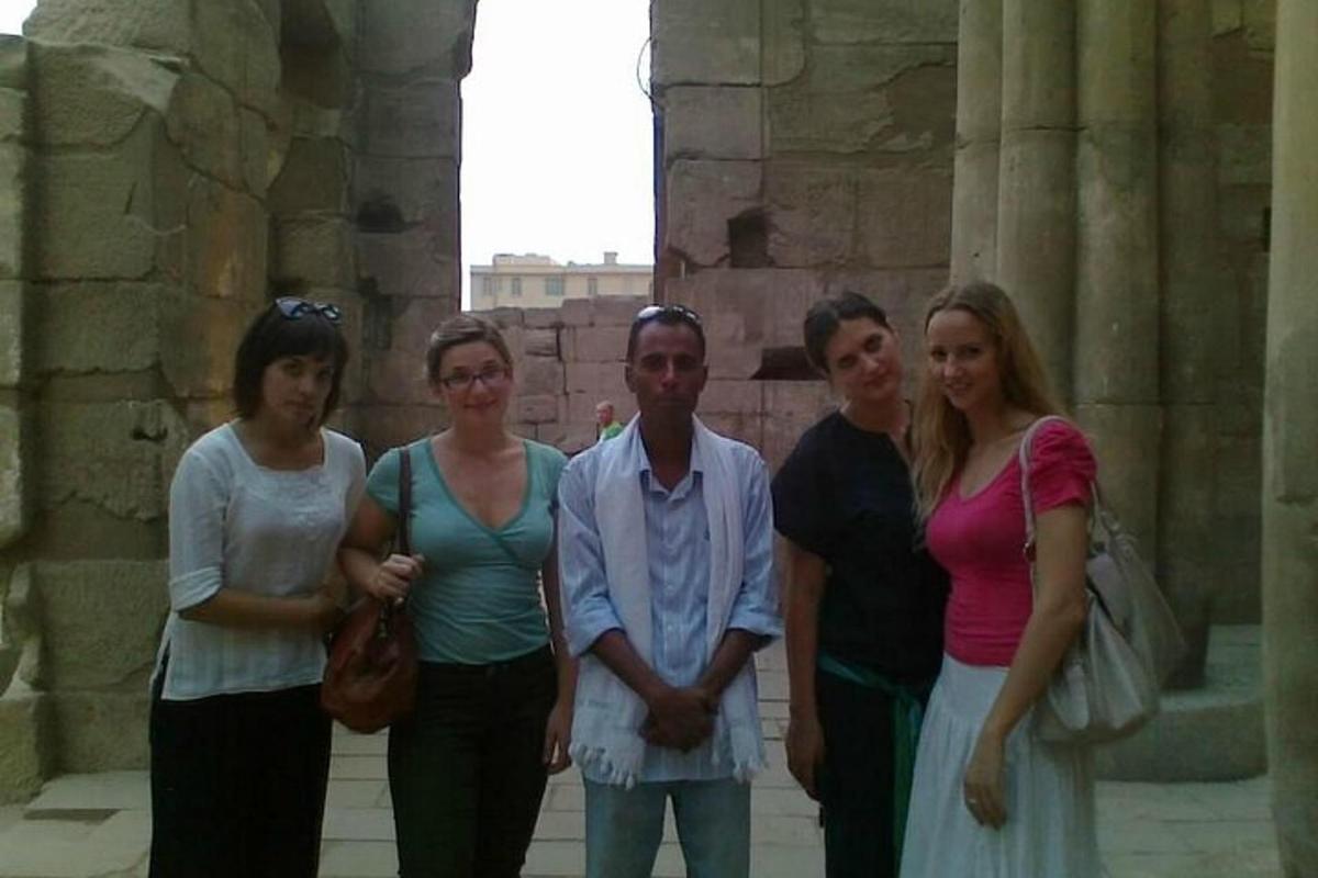 un grup de persones posant per a una foto en un edifici
