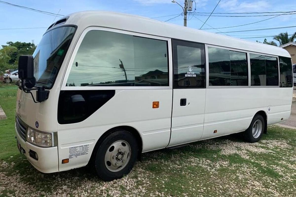 valge buss on pargitud põllule
