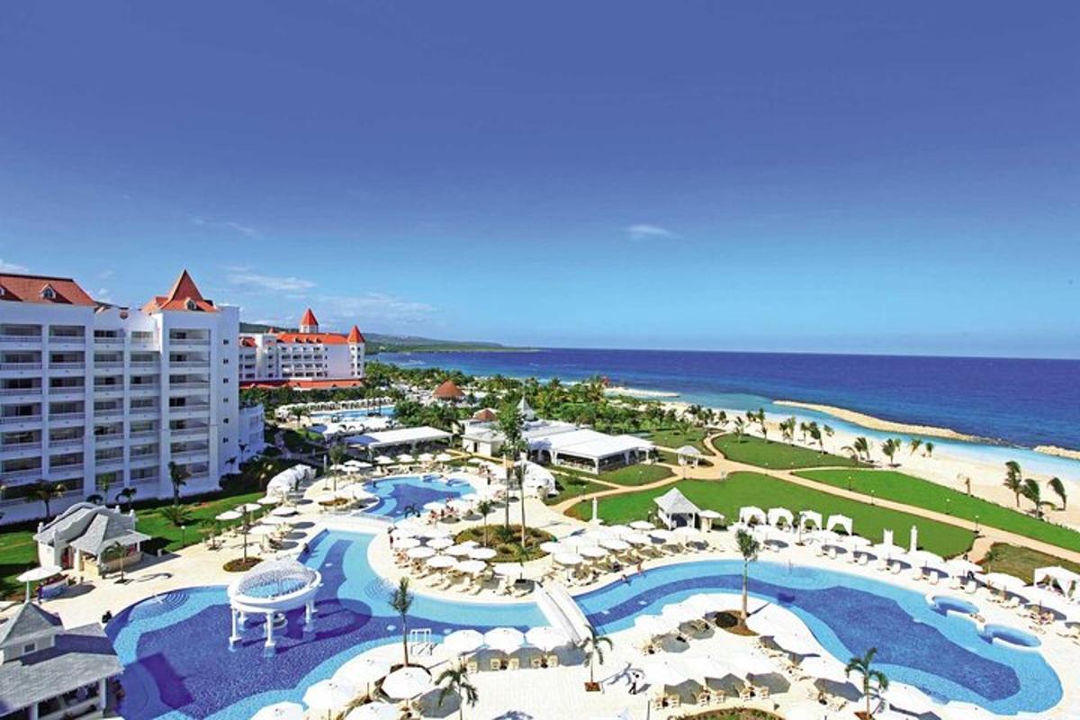 tanawin ng isang resort na may pool at beach