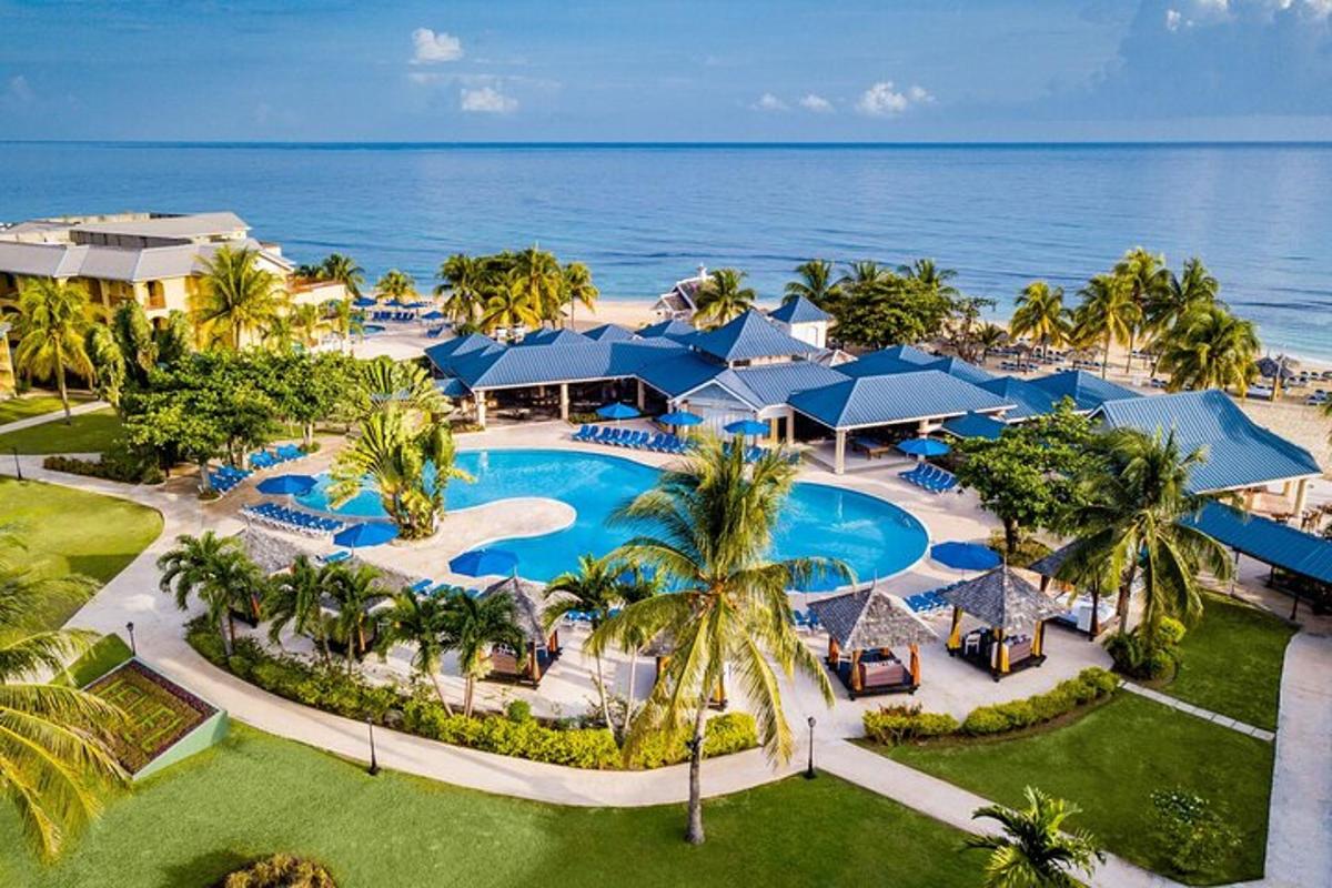 pemandangan udara resort dan lautan