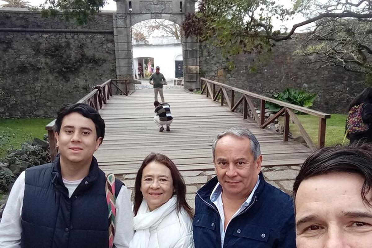 un gruppo di persone in piedi su un ponte