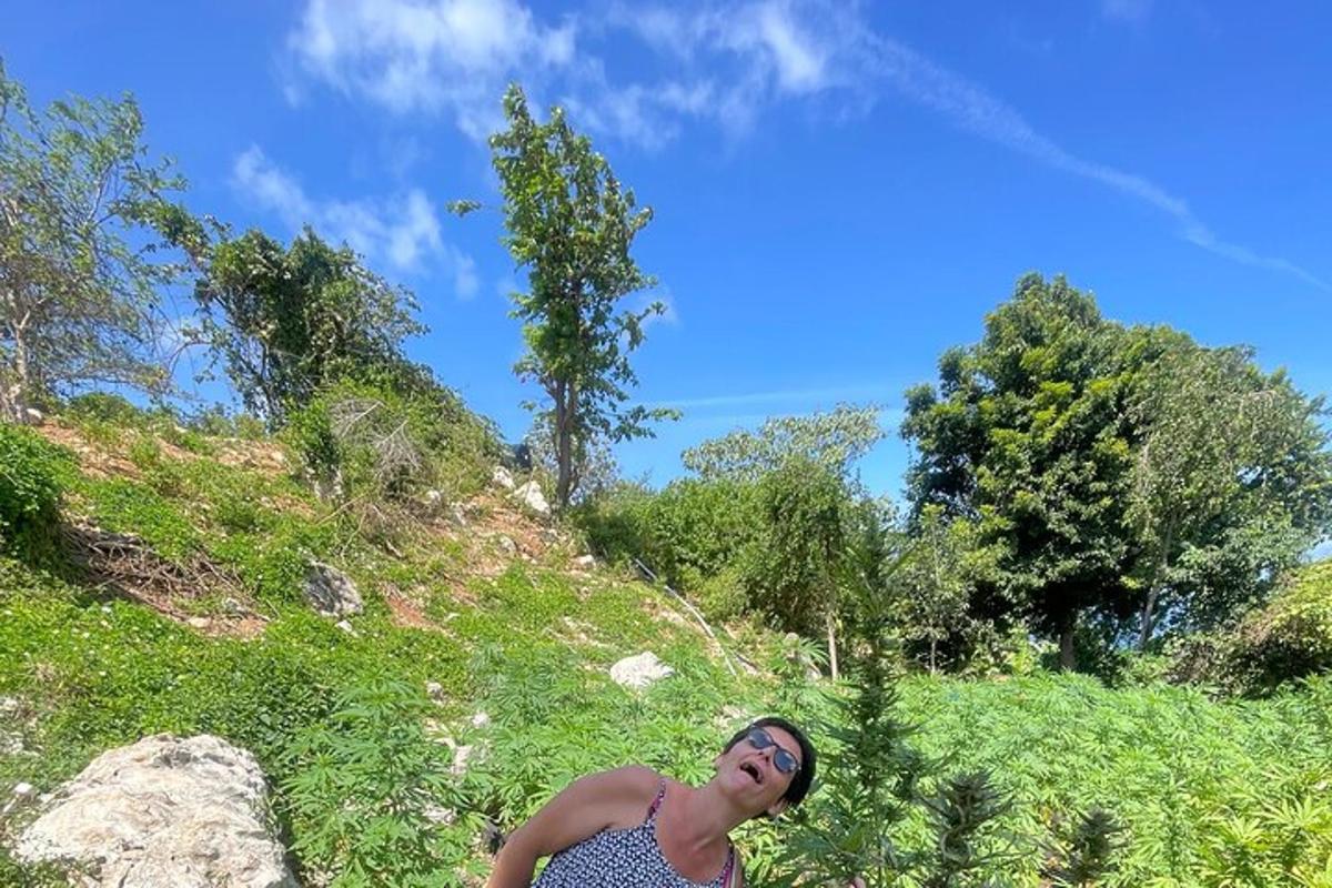 žena stojící na vrcholu kopce