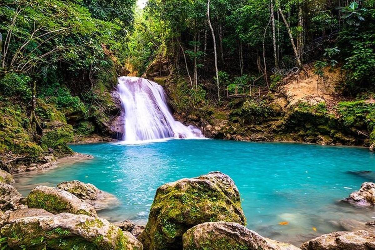 una cascada en medio de una piscina de agua azul
