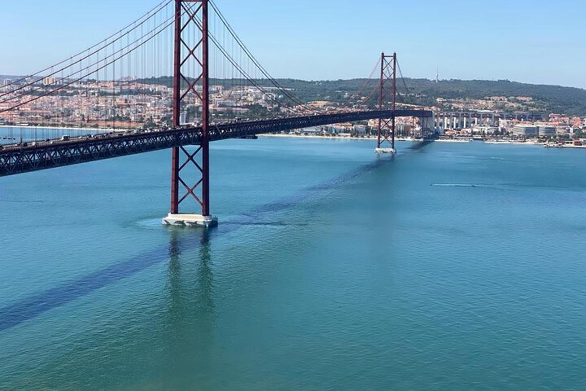 μια γέφυρα στη μέση ενός μεγάλου όγκου νερού