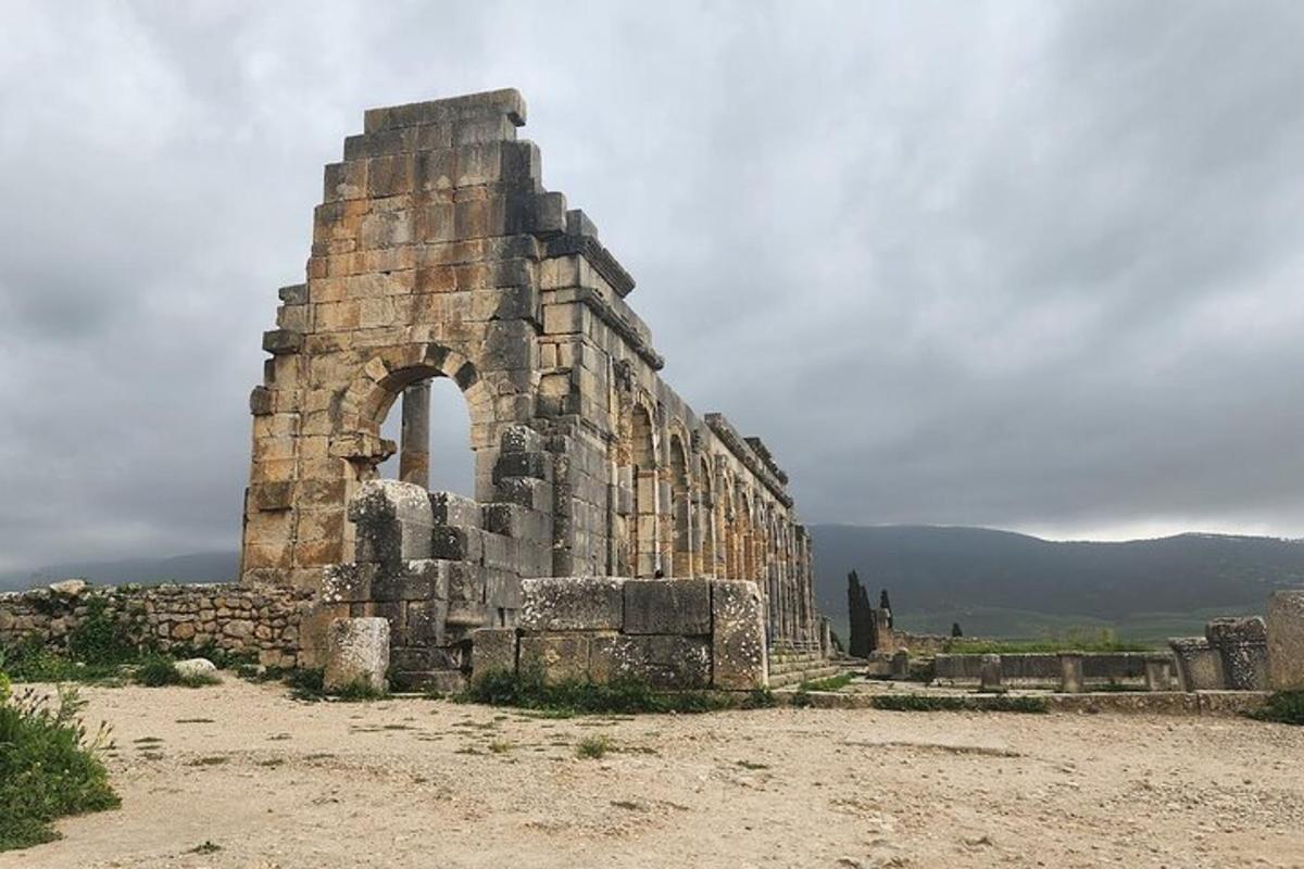 ένα παλιό πέτρινο κτίριο στην κορυφή ενός λόφου