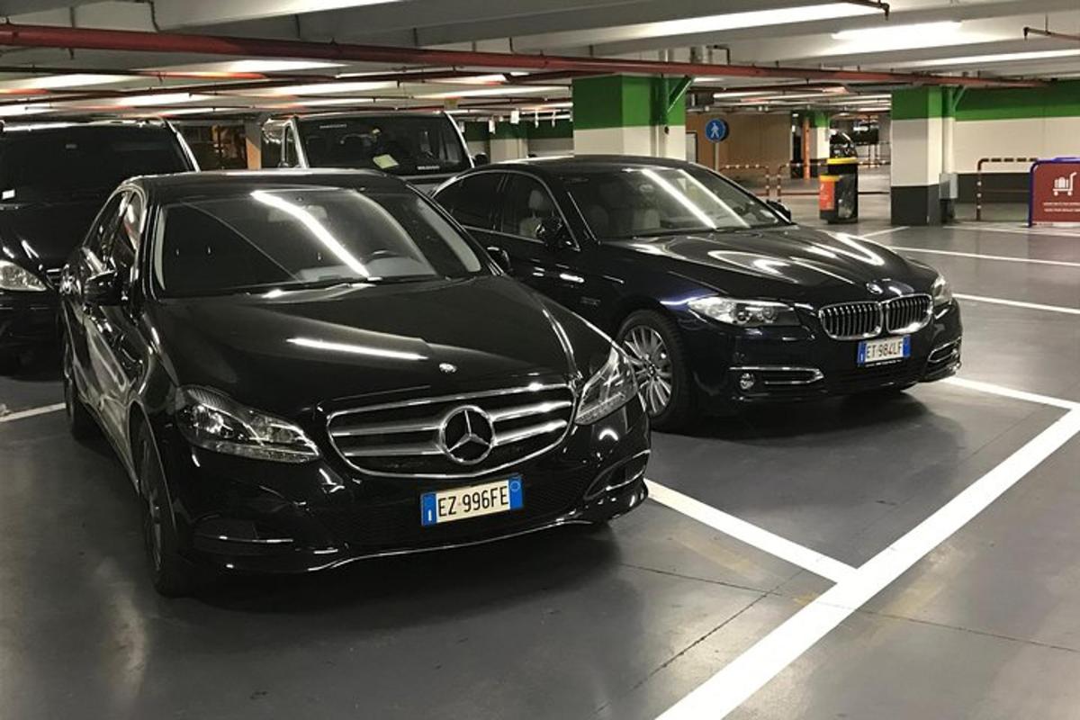 kaks luksusautot pargitud parklas