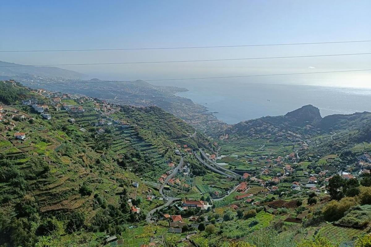 μια εναέρια άποψη μιας πόλης σε ένα βουνό