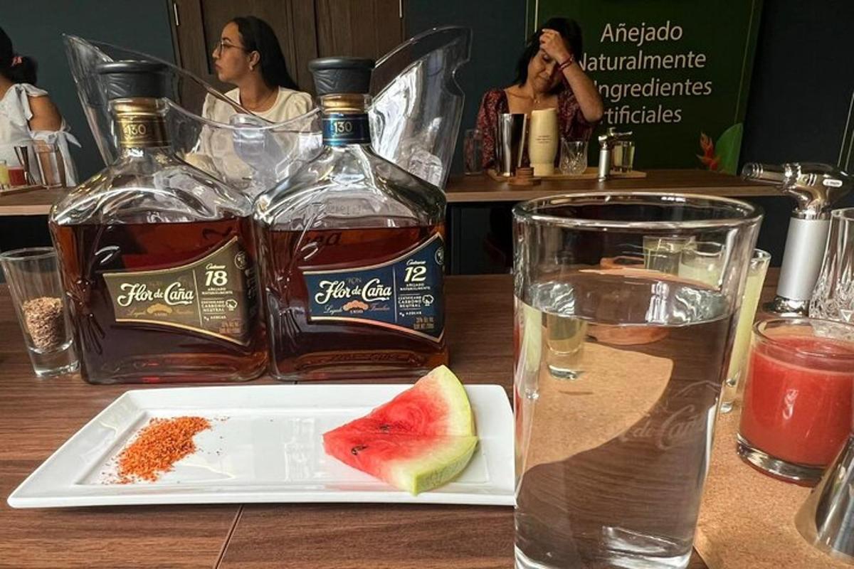 stôl s dvoma fľašami alkoholu a tanierom melónu
