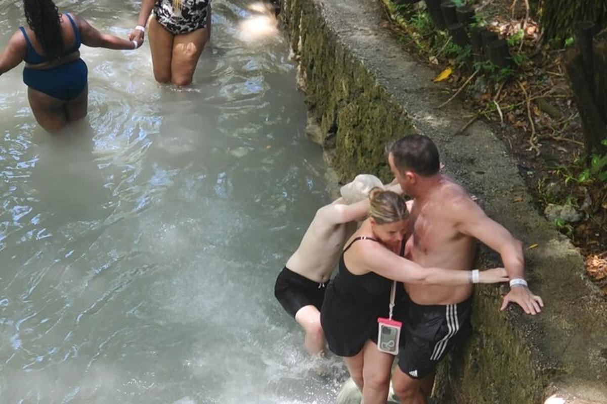 un gruppo di persone in piedi nell'acqua