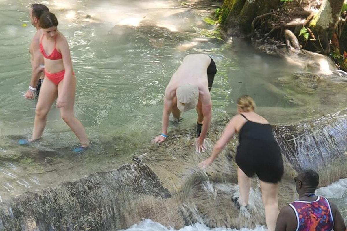 un gruppo di persone in piedi in uno specchio d'acqua