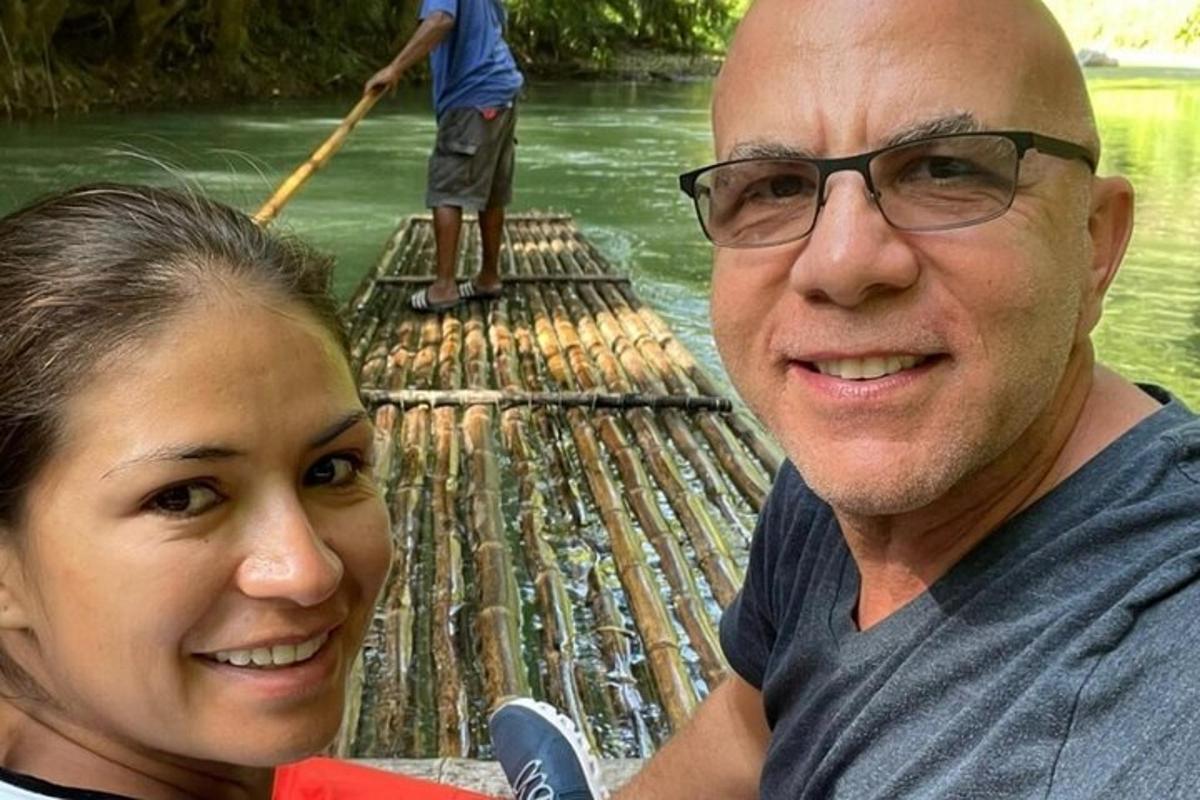 un uomo e una donna seduti su una zattera in acqua