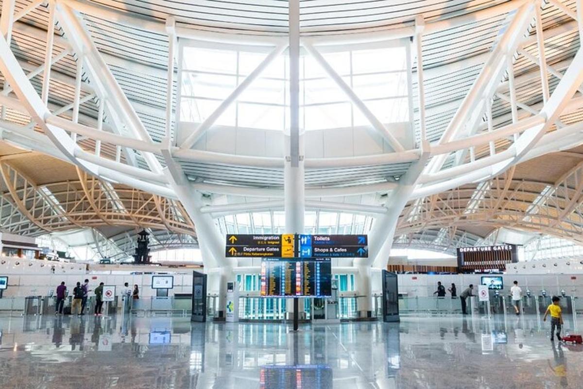 un aeroport cu oameni care se plimbă în jurul unei clădiri mari