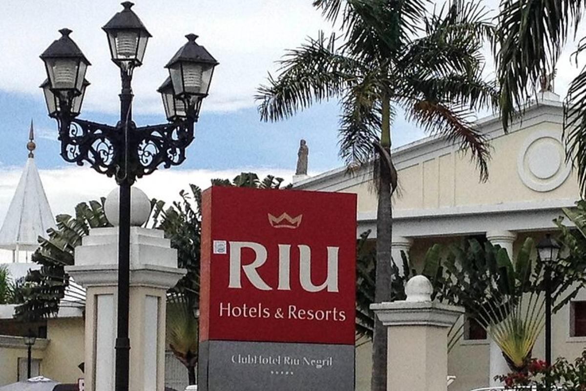 cedule na pouliční lampě vedle hotelu