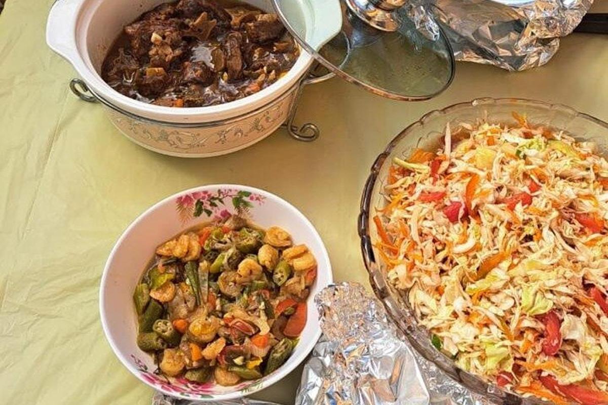 sebuah meja dengan dua pinggan makanan dan semangkuk makanan