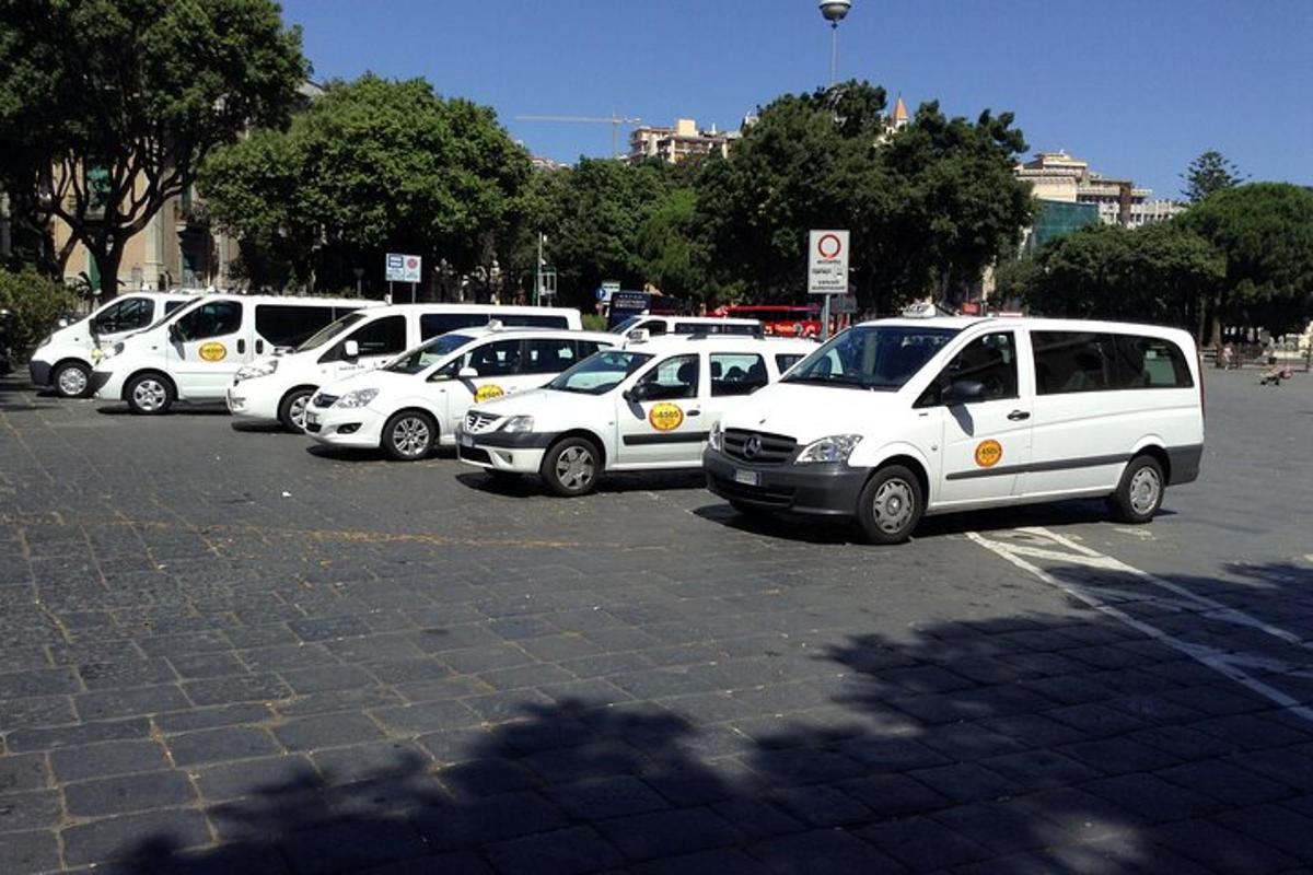 μια σειρά από λευκά αυτοκίνητα παρκαρισμένα σε ένα πάρκινγκ